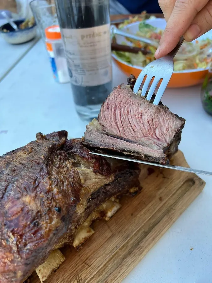 Corte de carne siendo trinchado sobre una tabla