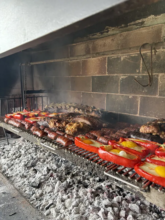 Parrilla con chorizos, morrones con huevo y carnes