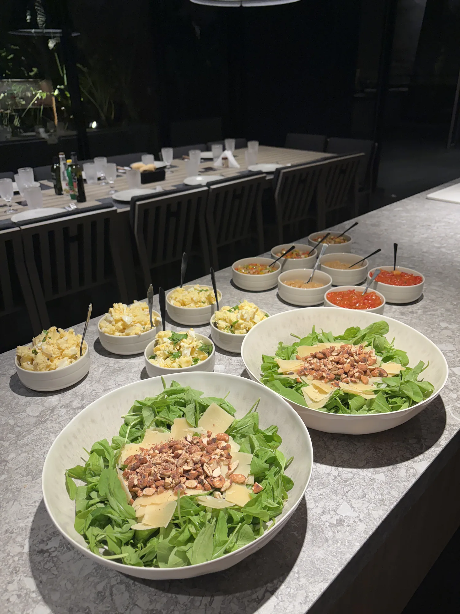 Salad bar con bowls de ensaladas y acompañamientos