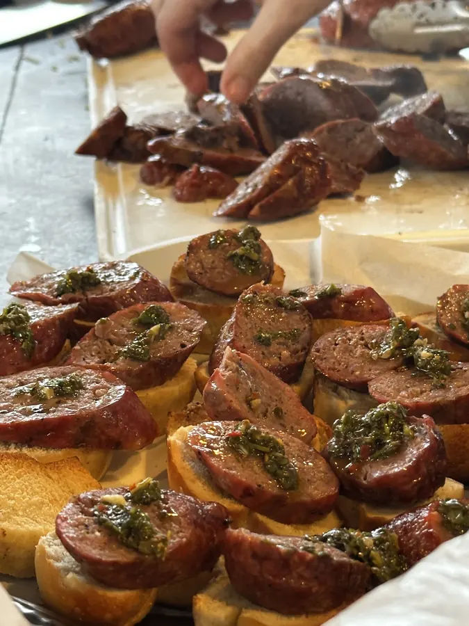 Bruschettas de chorizo con chimichurri, finger food Asarte