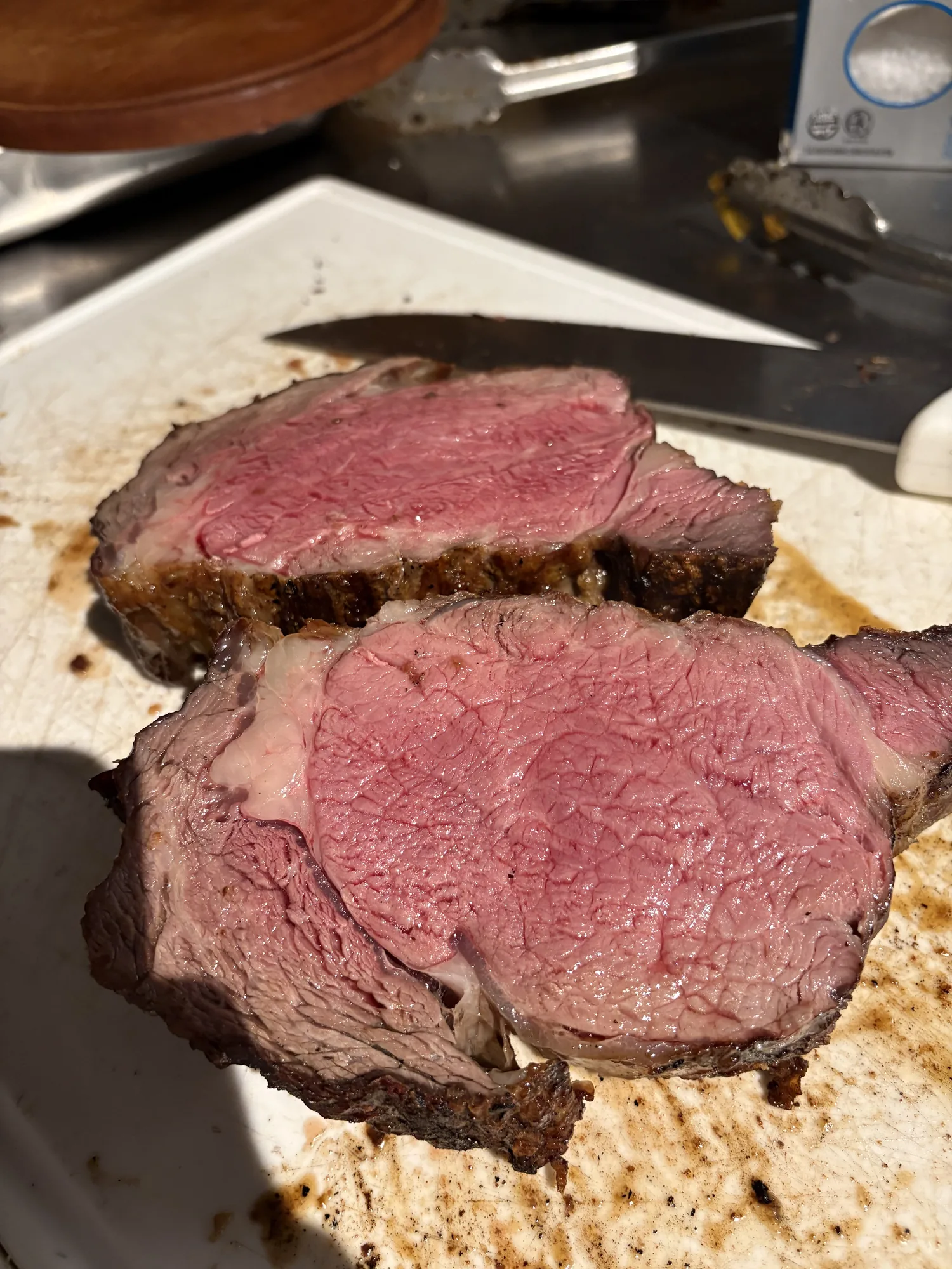Corte de carne asada rosada recién trinchada