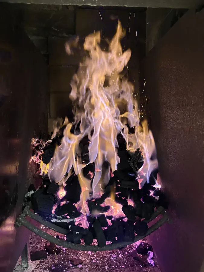 Fuego intenso sobre brasas