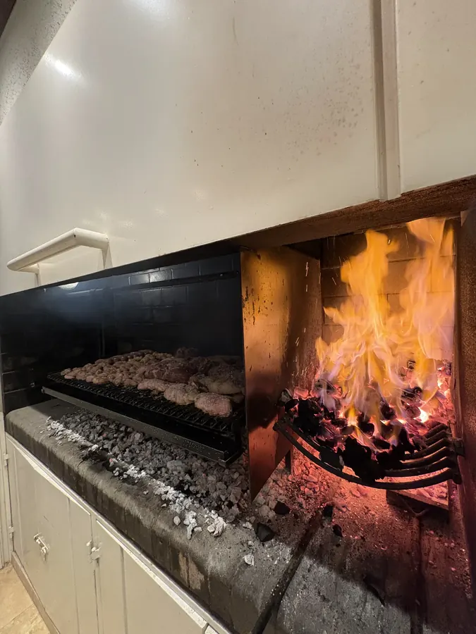 Parrilla encendida junto a una cocina moderna